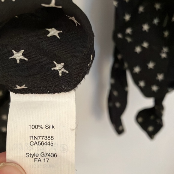 Madewell Star Print V-Neck Silk Blouse - Picture 9 of 9